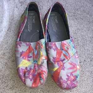 (Toms) all grey shoe w/ floral abstract